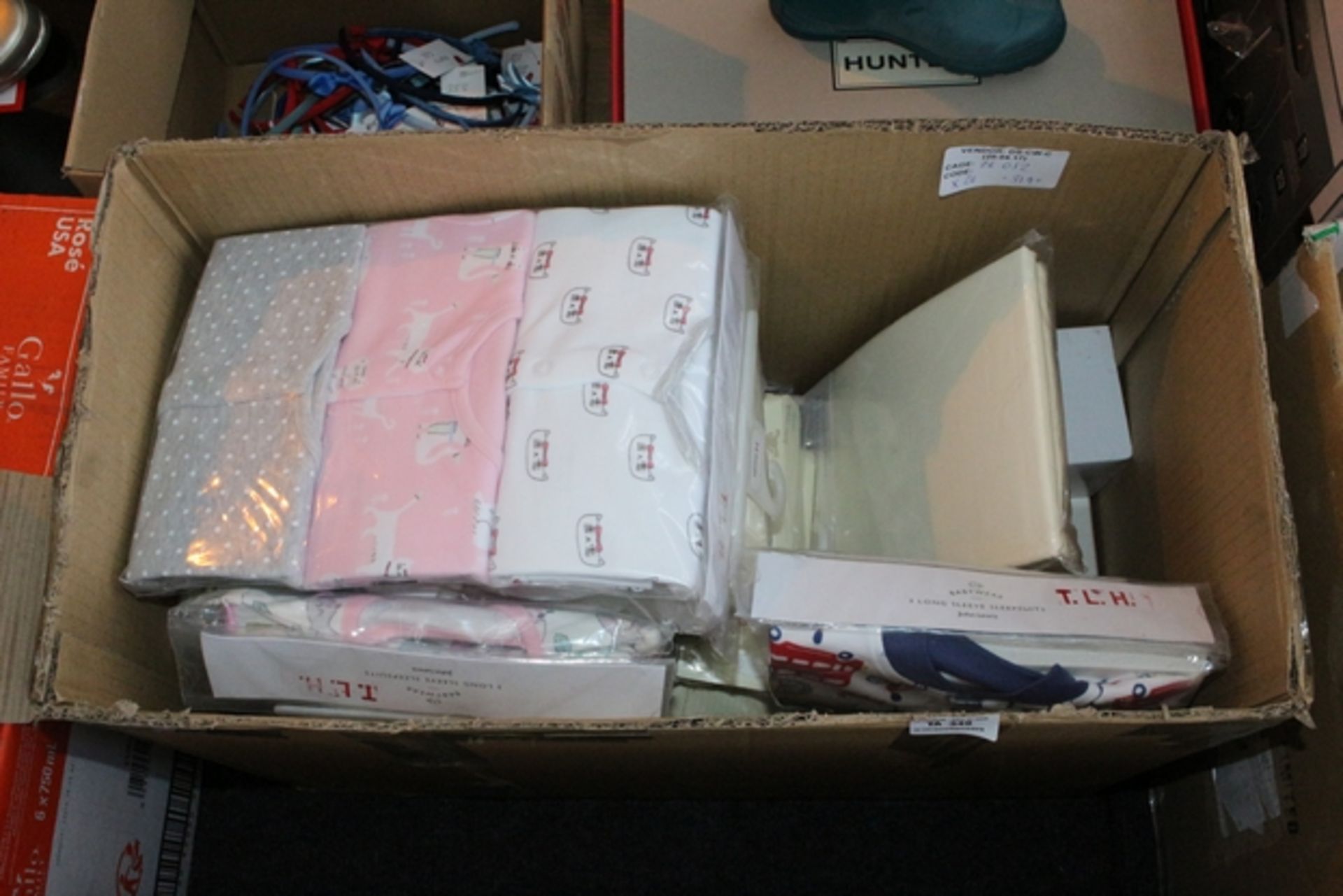 1X BOX TO CONTAIN 20 ITEMS TO INCLUDE LONG SLEEVE BABY SLEEP SUITS, FLAT COT BED SHEETS AND MUCH