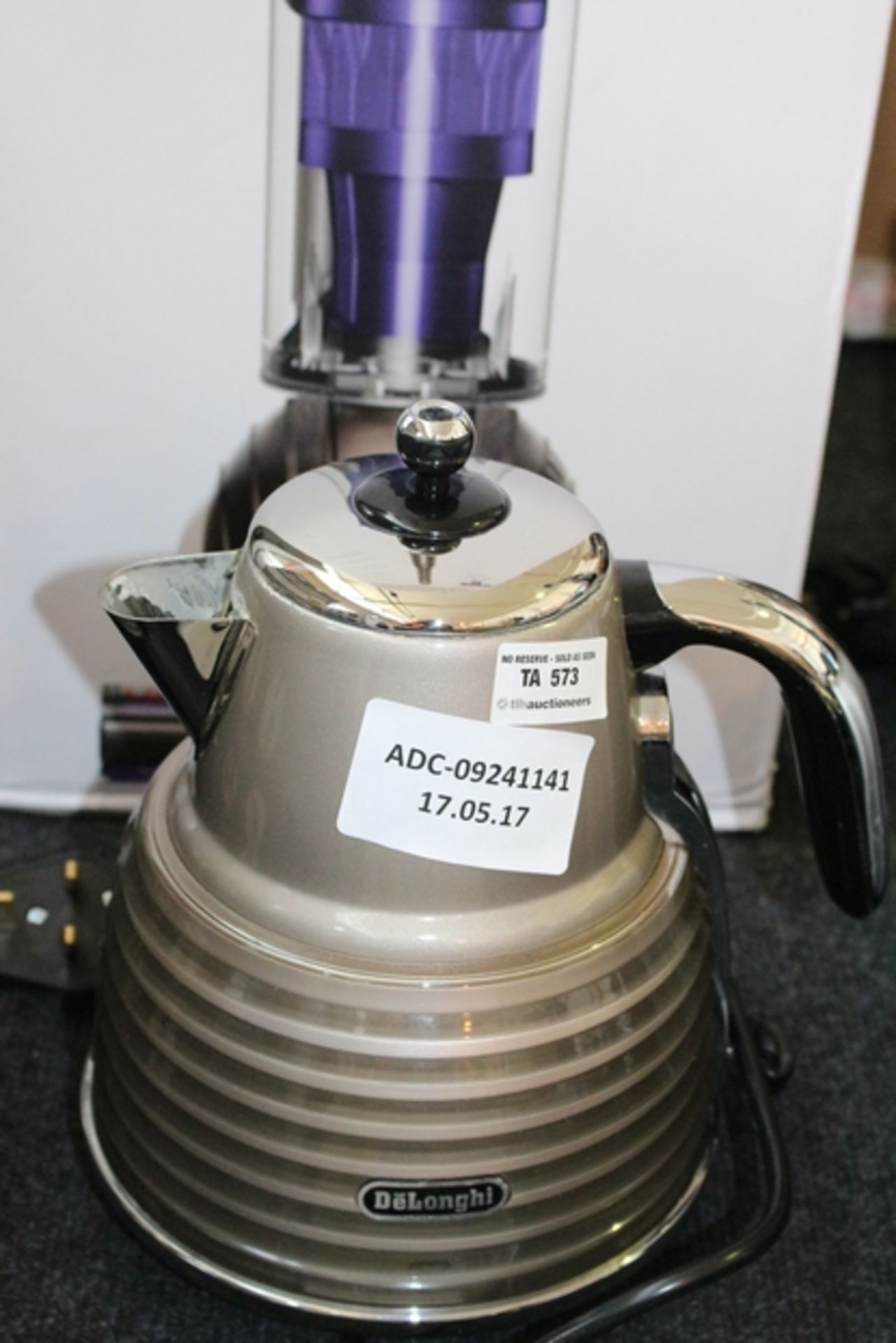 1X DELONGHI KETTLE RRP £60 (ADC-09241141) (17/05/17)