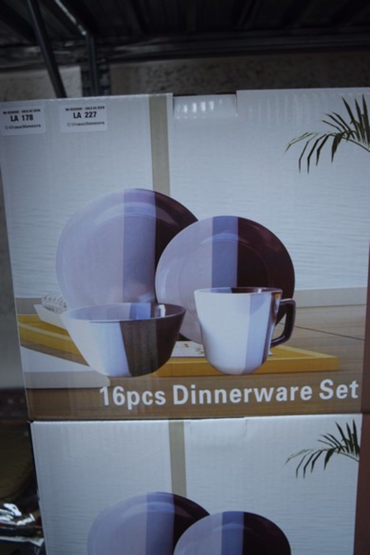 1 x BOXED ROOM ESSENTIALS 16 PIECE DINNER WARE SET TO INCLUDE 4 X 10.5" DINNER PLATES, 4 X 8" SIDE