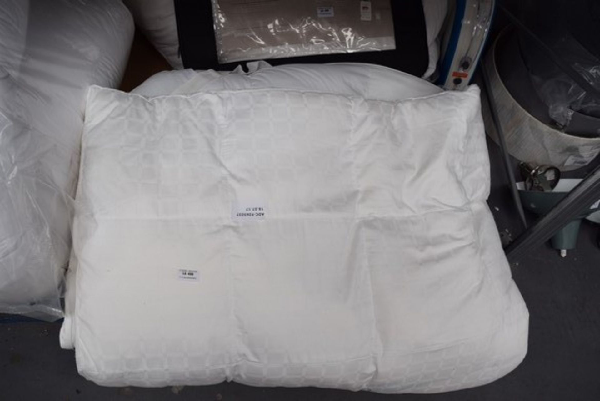 1 x DESIGNER CLUSTER FIBER MATTRESS TOPPER IN DOUBLE RRP £90 18/07/17 *PLEASE NOTE THAT THE BID