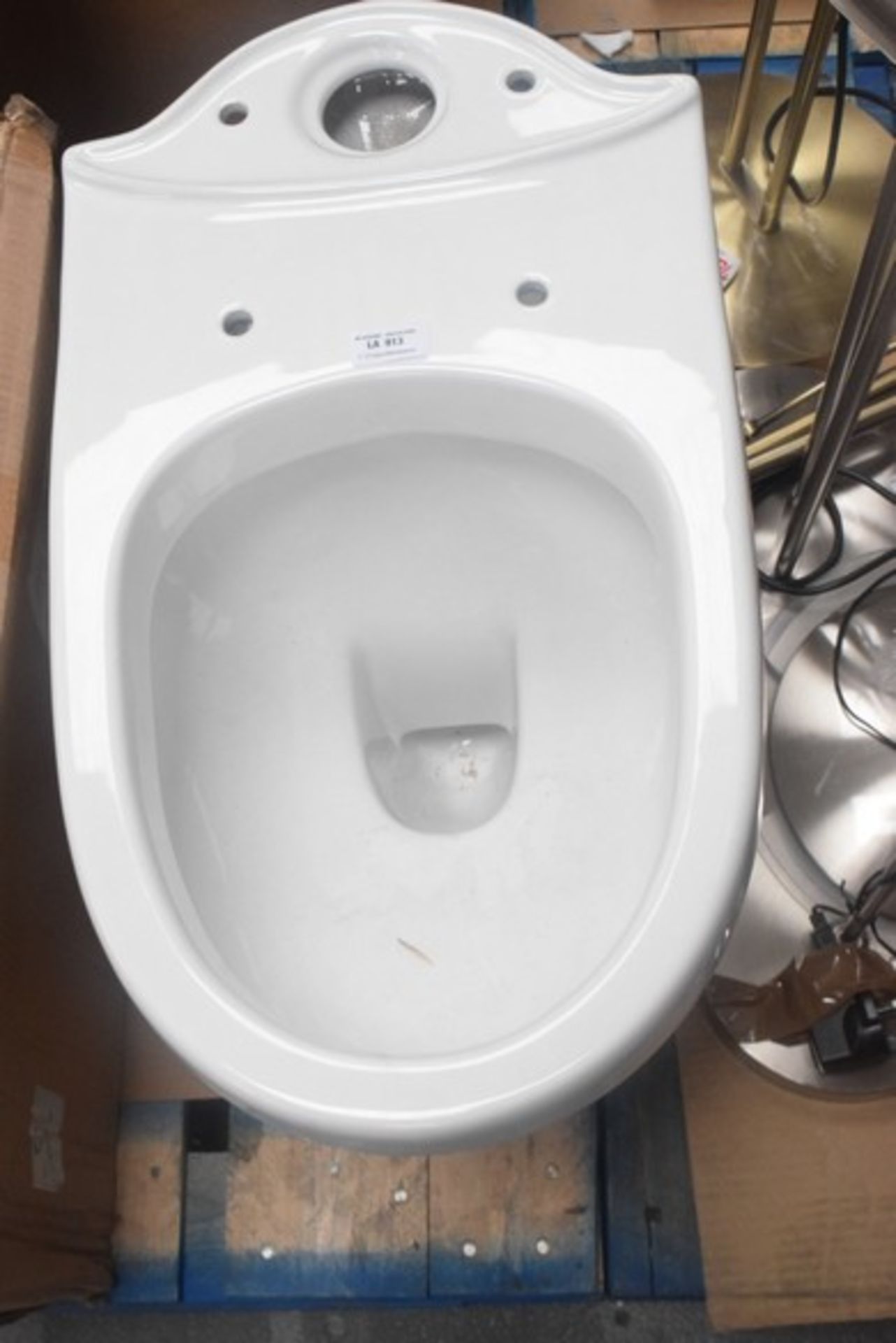 1 x CERAMIC TOILET BASIN RRP £150 *PLEASE NOTE THAT THE BID PRICE IS MULTIPLIED BY THE NUMBER OF