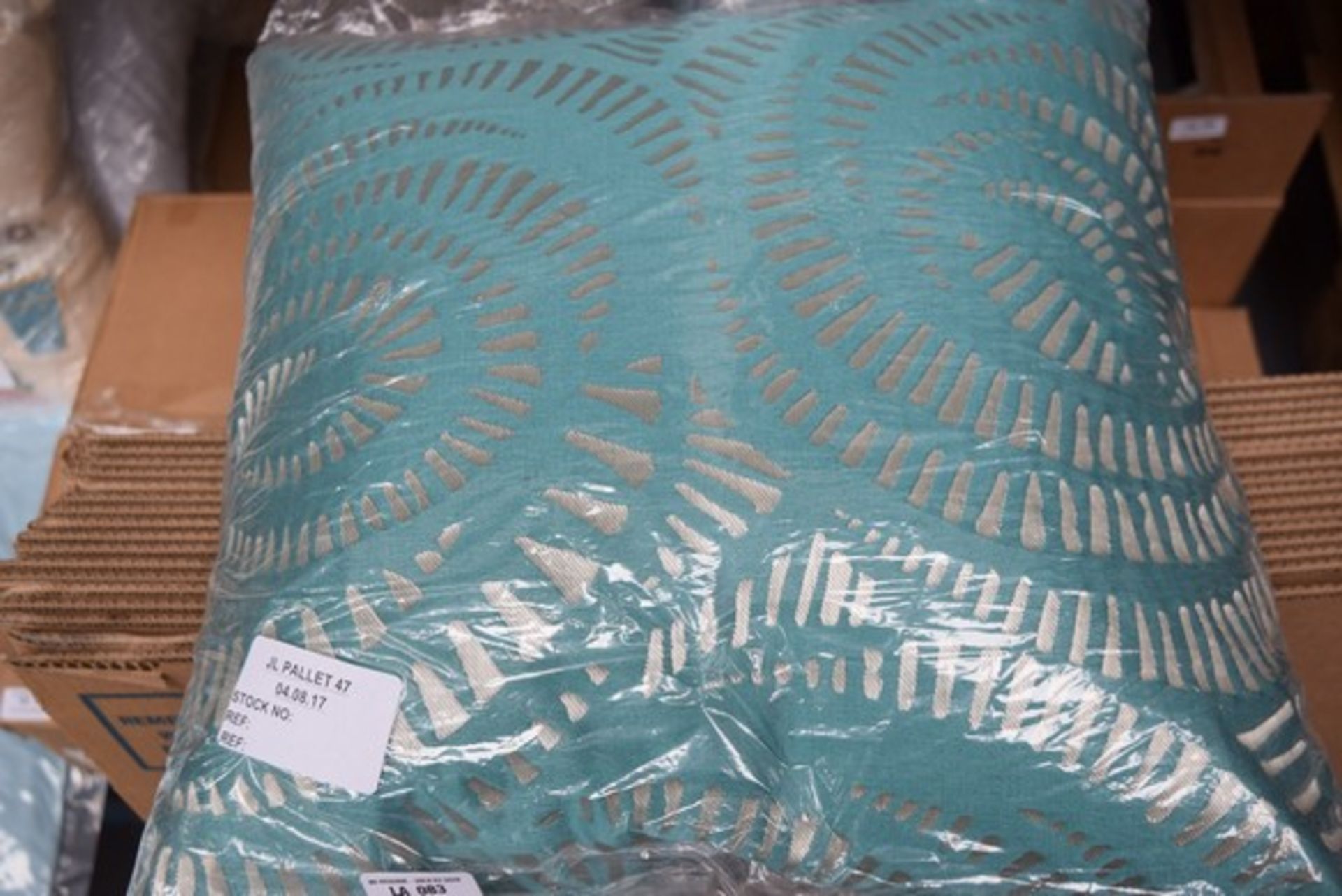 1 x HARLEQUIN CUSHION RRP £50 04.08.17 *PLEASE NOTE THAT THE BID PRICE IS MULTIPLIED BY THE NUMBER