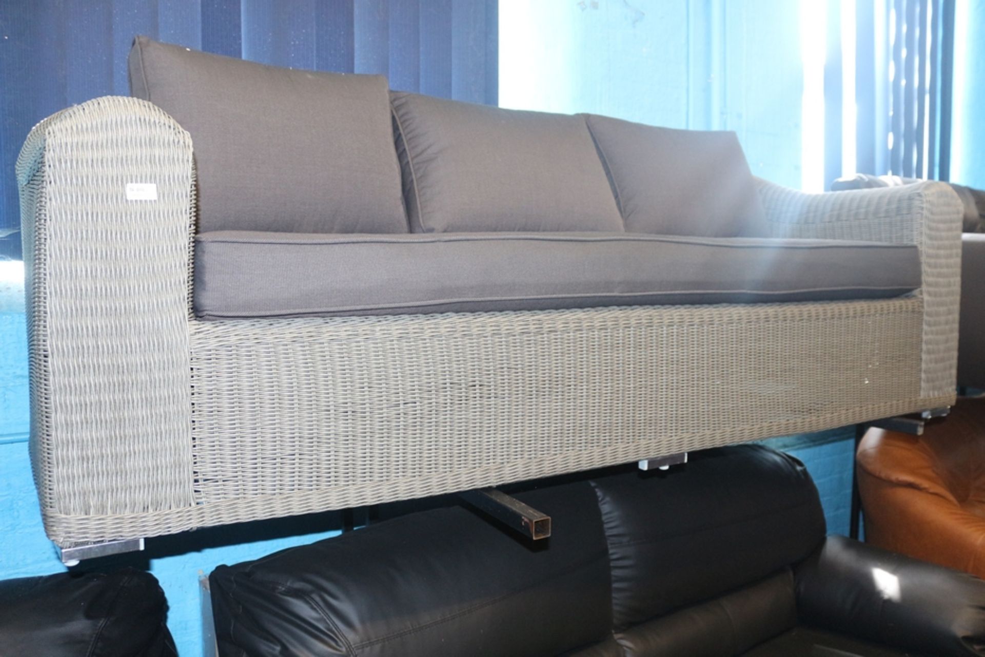 1X WICKER STYLE 3 SEATER SOFA