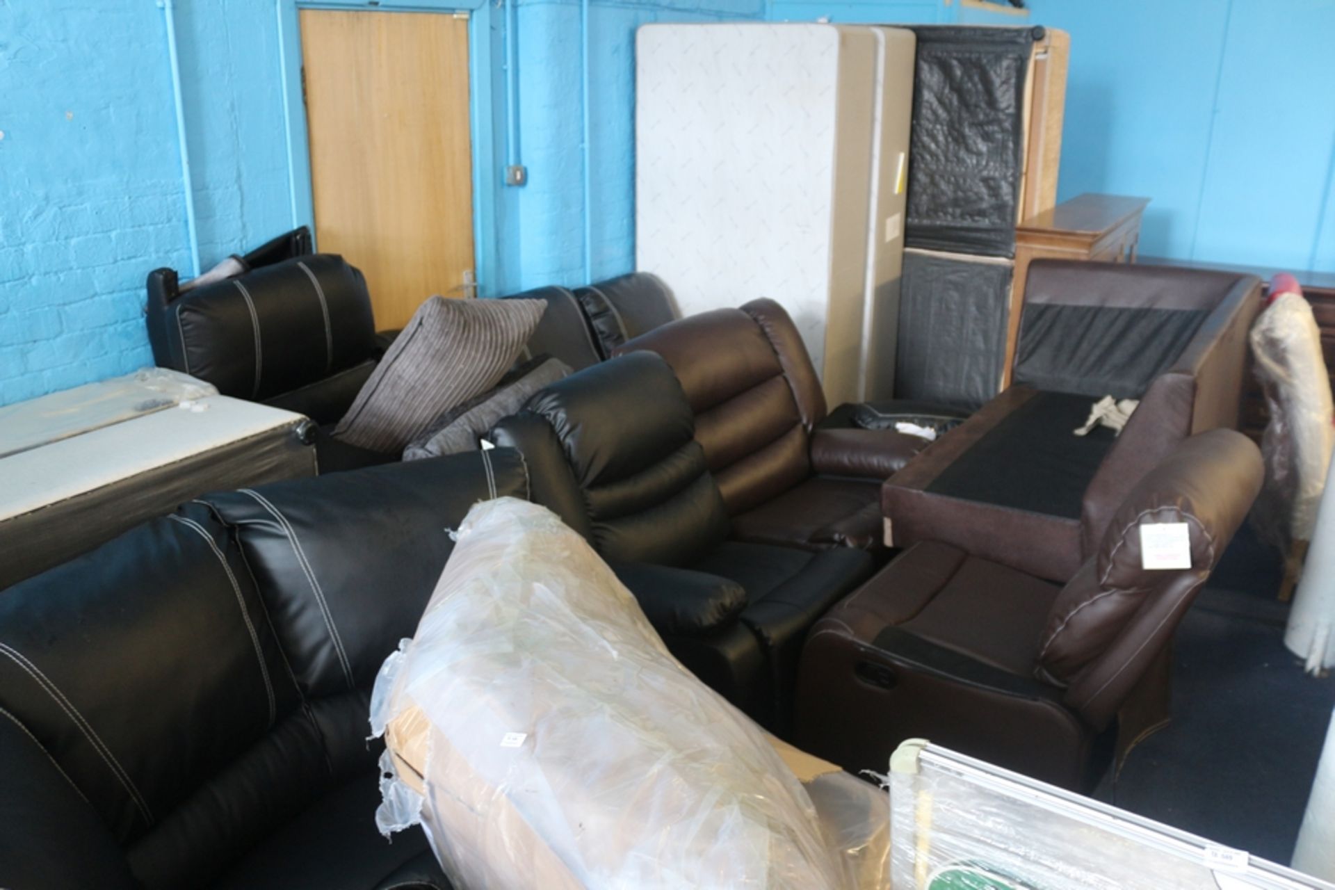 1X LOT TO CONTAIN A LARGE AMOUNT OF ASSORTED SOFA PARTS TO INCLUDE QUEENS CORNER SOFAS AND MUCH MORE