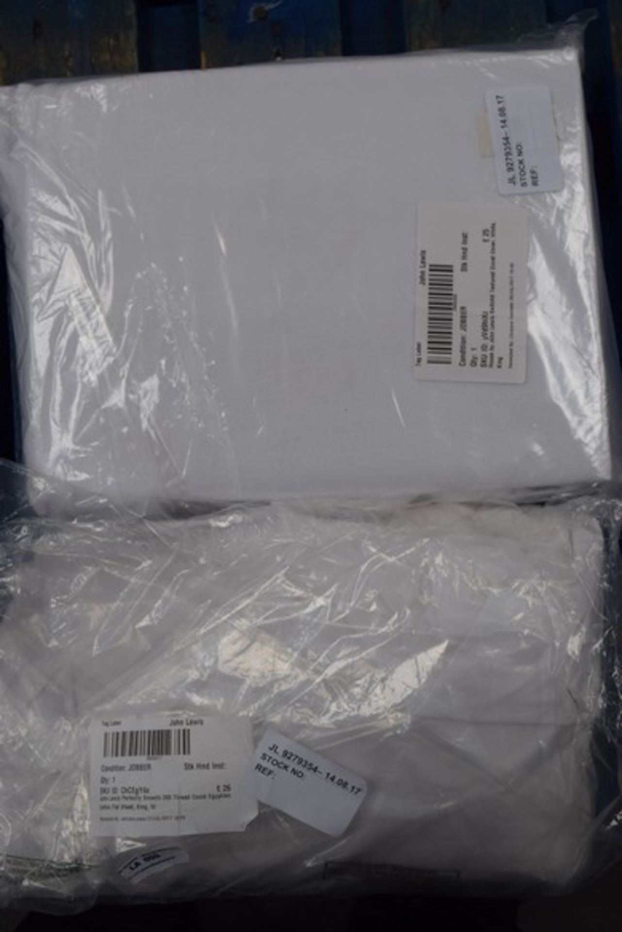 2 x DESIGNER BEDDING ITEMS TO INCLUDE PERFECTLY SMOOTH 200 THREAD COUNT EGYPTIAN COTTON SHEET IN
