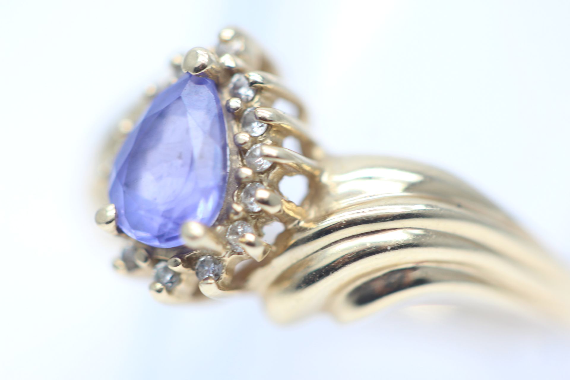 SOLID YELLOW GOLD LADIES RING SET WITH SINGLE STONE PEAR CUT 1.00 CARAT TANZANITE STONE WITH - Image 2 of 2