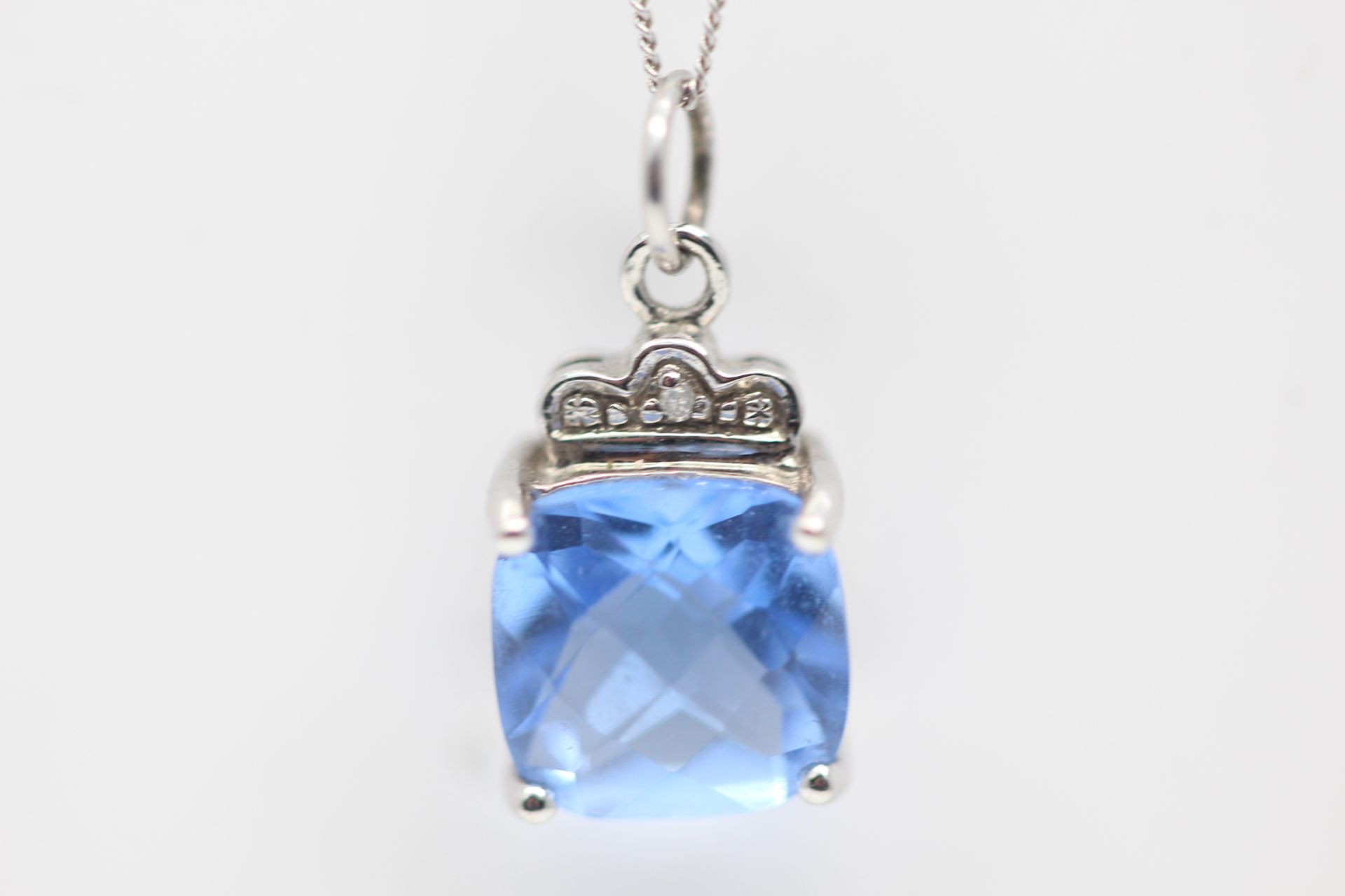 SOLID WHITE GOLD NECKLACE AND PENDENT, PENDENT SET WITH 2.00 CARAT INTENSE BLUE TOPAZ WITH - Image 2 of 2