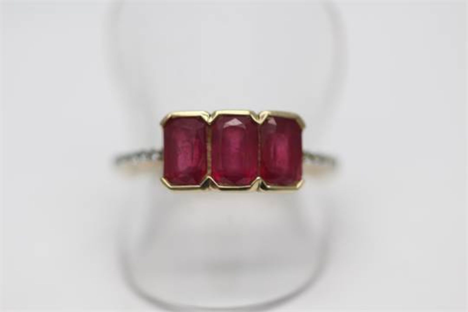 SOLID YELLOW GOLD LADIES RING SET WITH 2.40 CARATS NATURAL RUBY WITH DIAMONDS ALONG SIDE (PV-JH) - Image 3 of 3