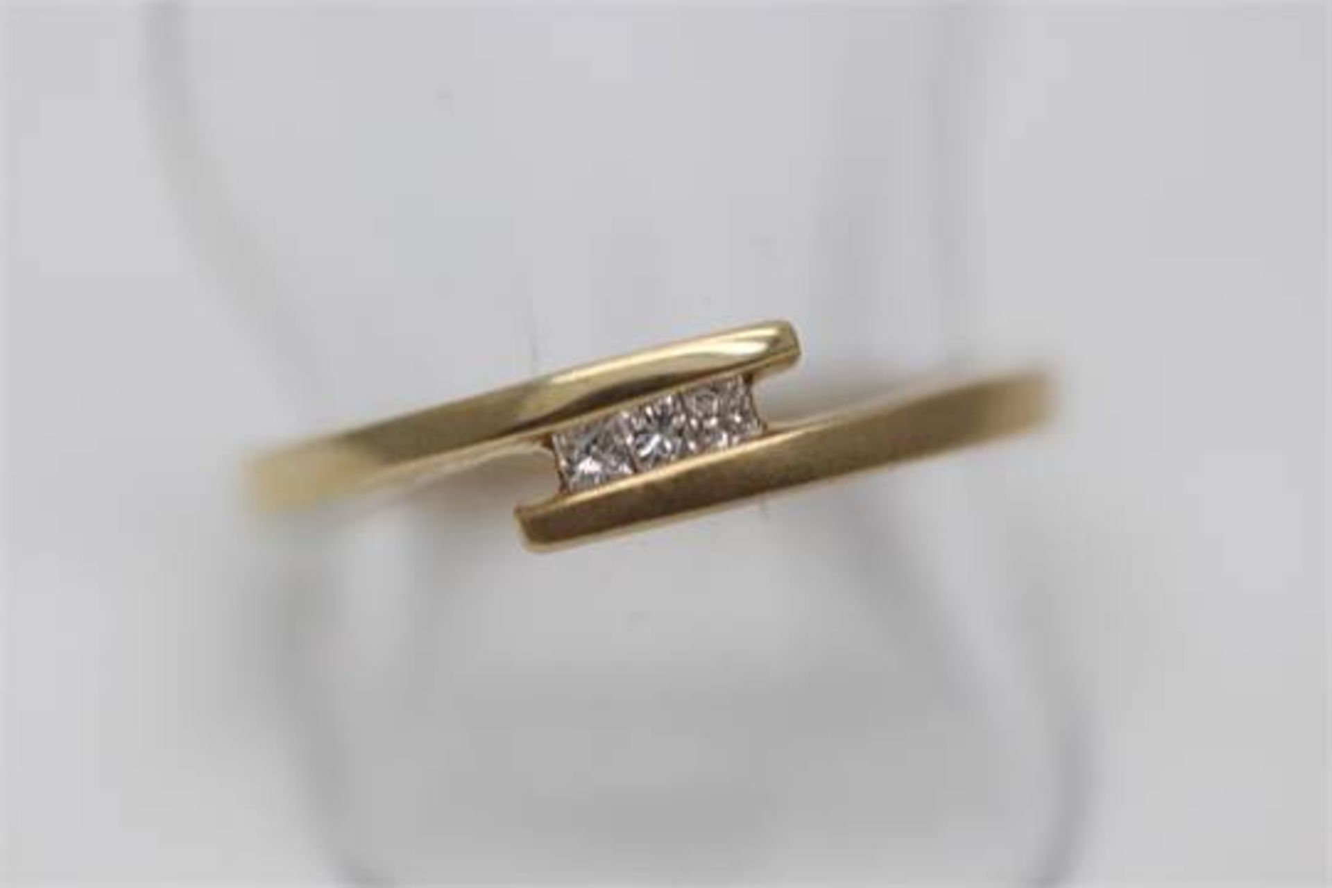 9CT YELLOW GOLD RING SET WITH 3 PRINCESS CUT DIAMONDS (PV-JH)