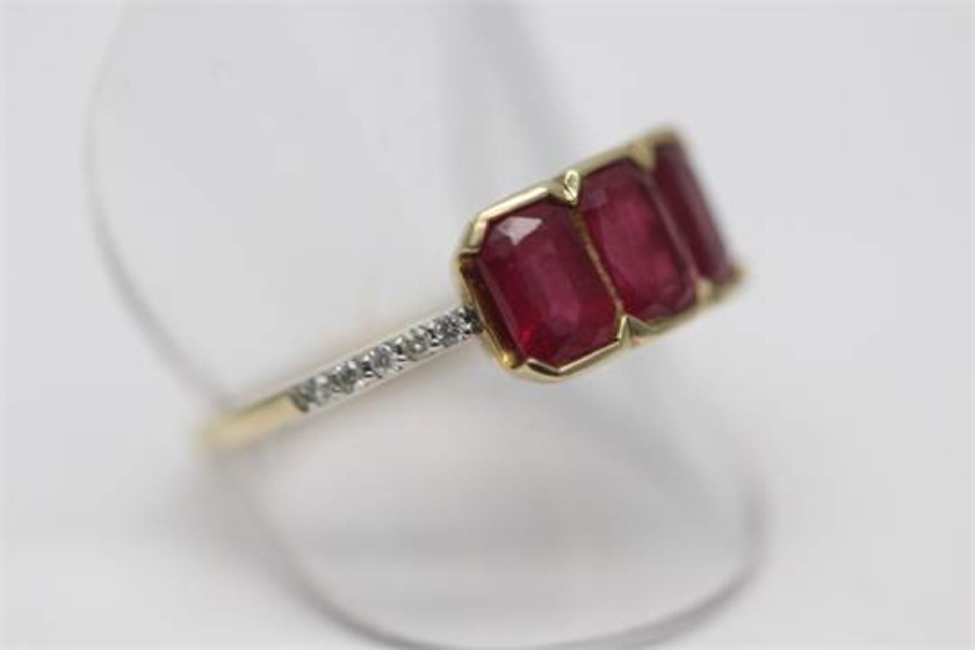 SOLID YELLOW GOLD LADIES RING SET WITH 2.40 CARATS NATURAL RUBY WITH DIAMONDS ALONG SIDE (PV-JH) - Image 2 of 3