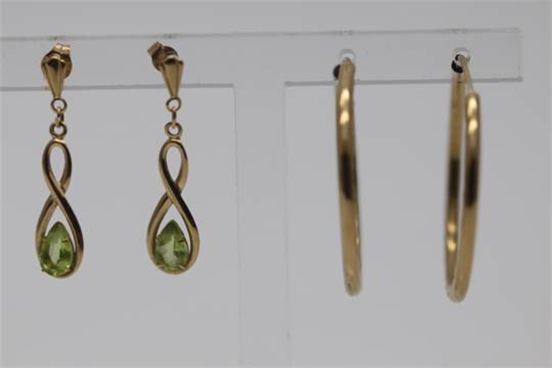 2X 9CT YELLOW GOLD EARRINGS, 1X PAIR WITH GREEN PERIDOT STONES (PV-JH)