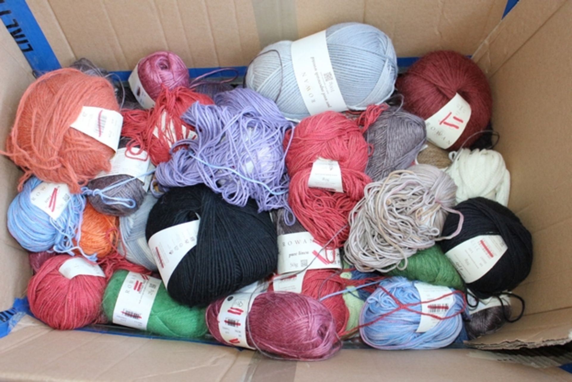 1X LO TO CONTAIN 80 ASSORTED BALLS OF WOOL (DS-TLH-B) (36.114)