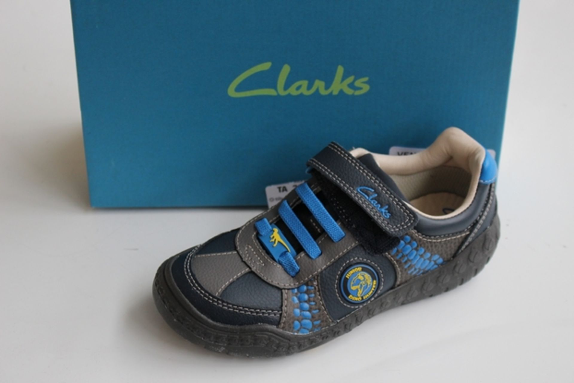 1X BOXED UNUSED PAIR OF CLARKES CHILDREN'S SHOES SIZE 10.5E (DS-TLH-B) (36.115)