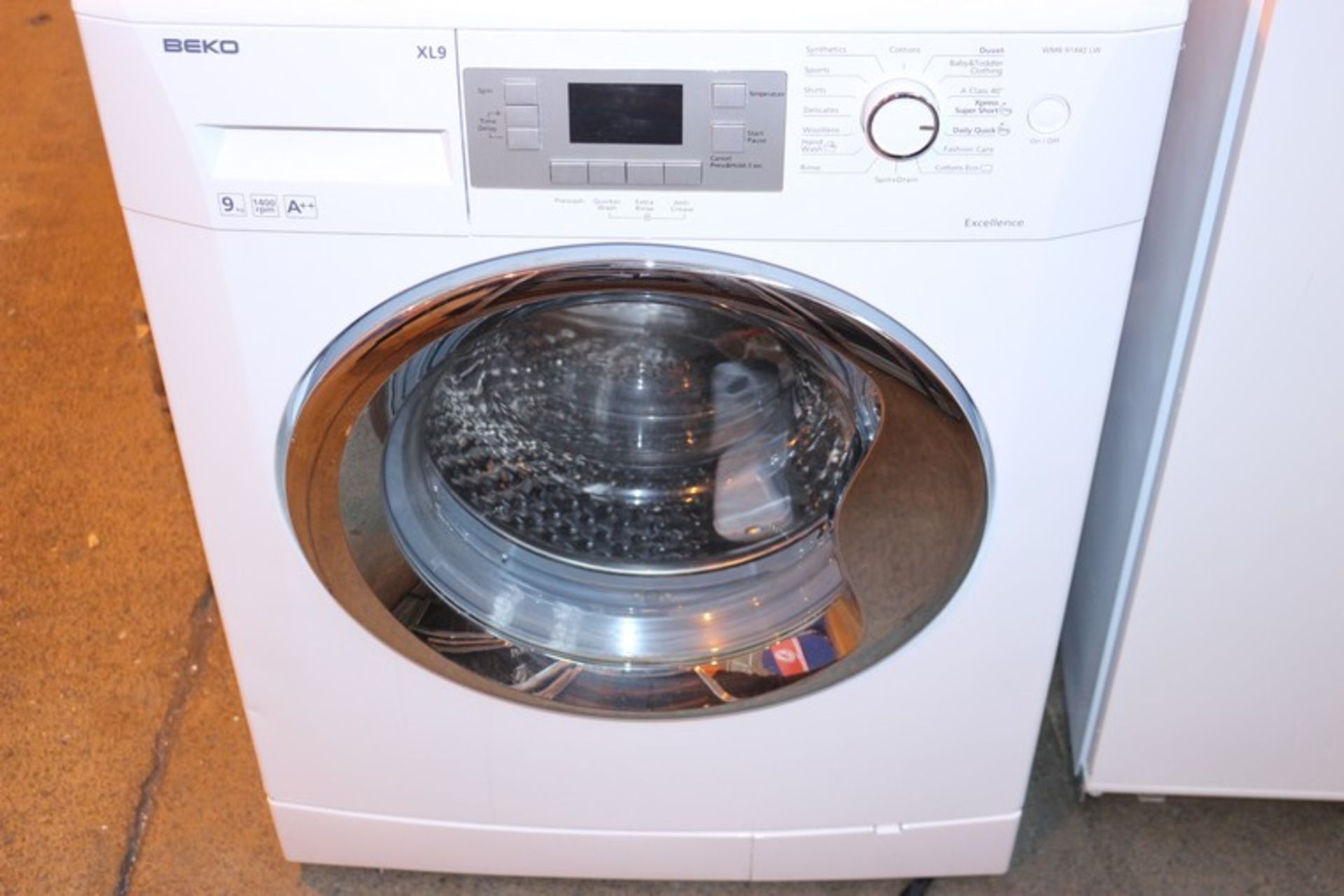 1 x BEKO 9KG 1400RPM WMB91442LW WASHING MACHINE IN WHITE (18.10.17) *PLEASE NOTE THAT THE BID