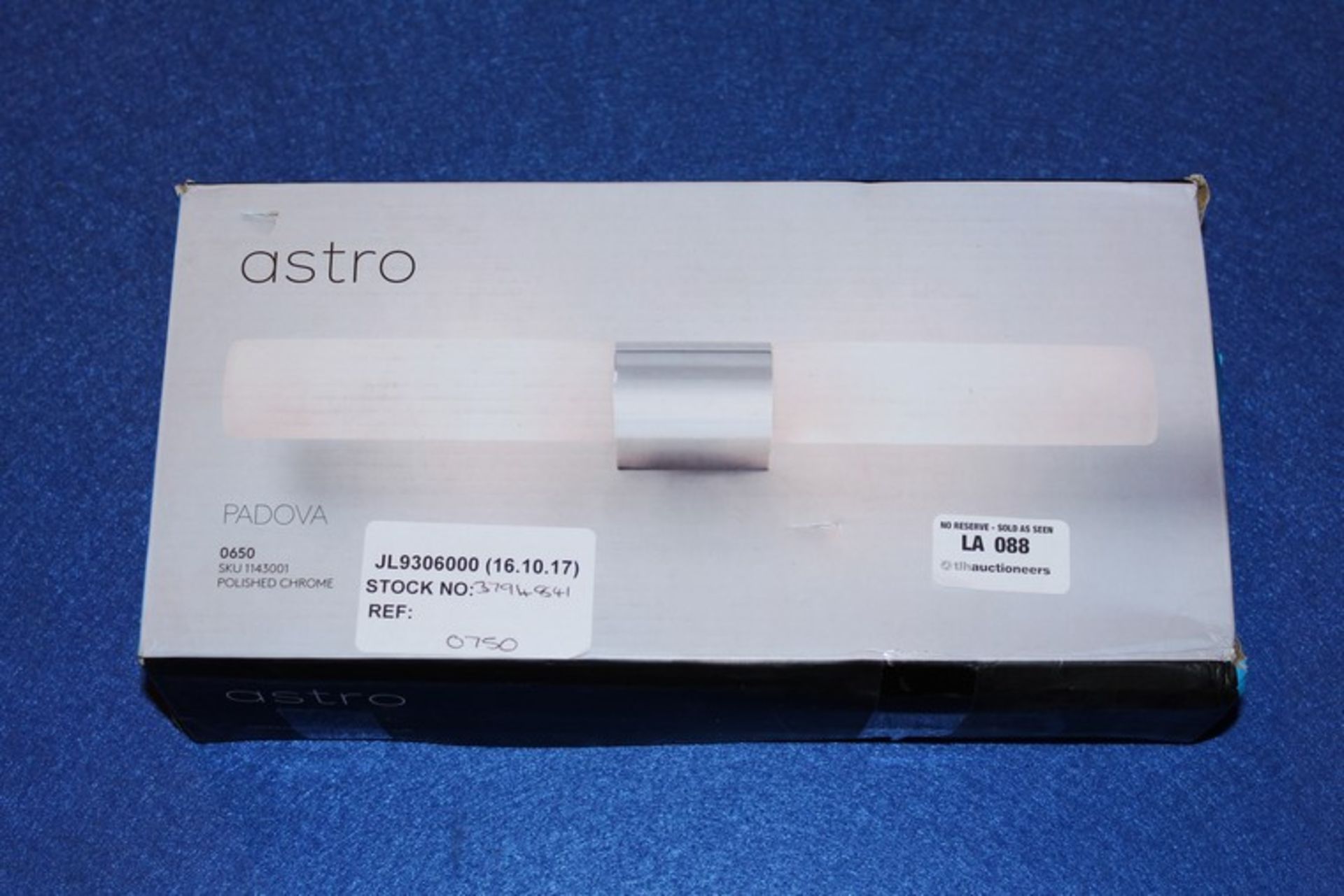 2 x ASSORTED LIGHTING ITEMS TO INCLUDE ASTRO WALL LIGHT AND AVOLA WALL LIGHT RRP £75 EACH (16.10.17)