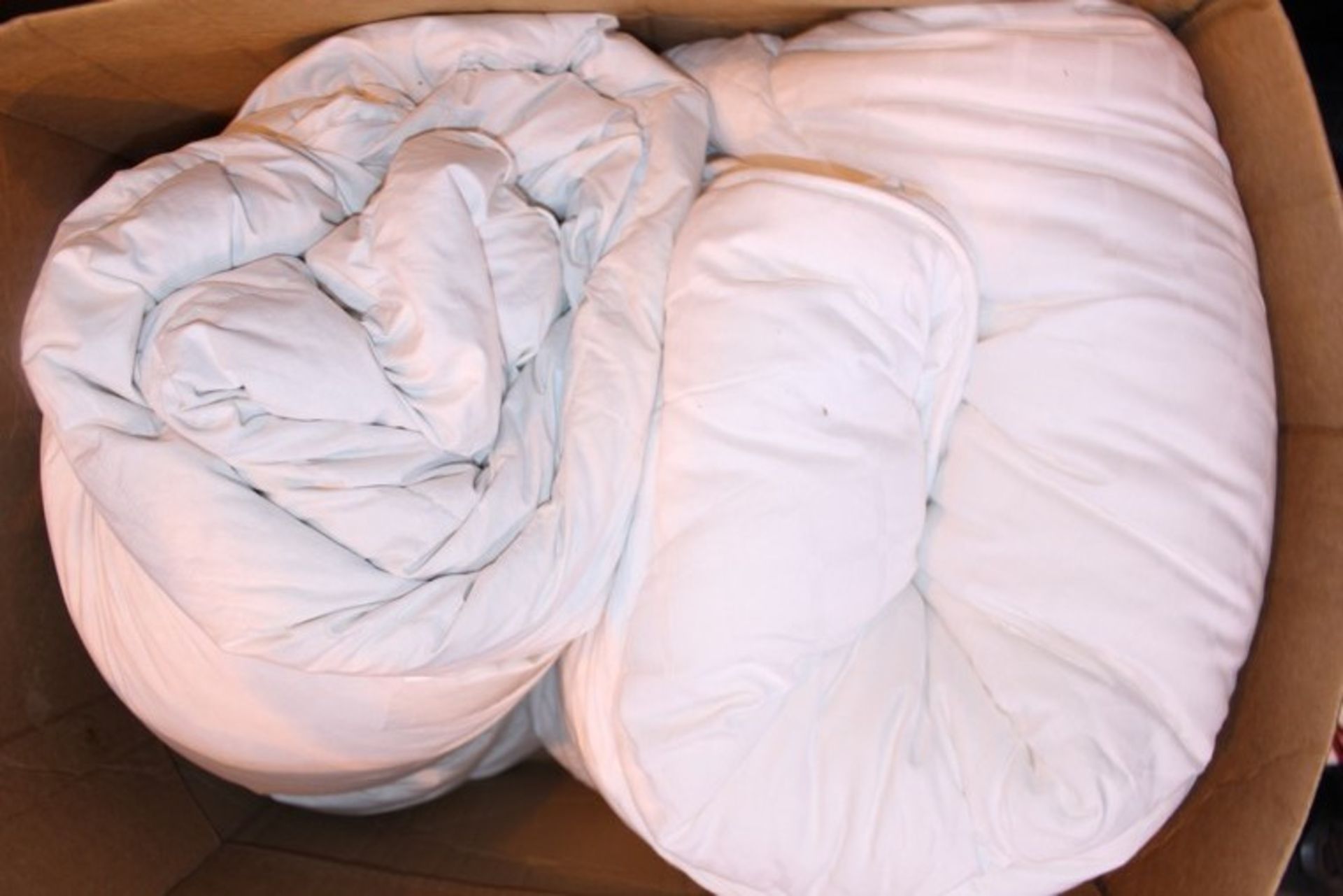 3 x ASSORTED DUVETS TO INCLUDE 10.5TOG ACTIVE ANTI-ALLERGY DOUBLE DUVET AND OTHER *PLEASE NOTE