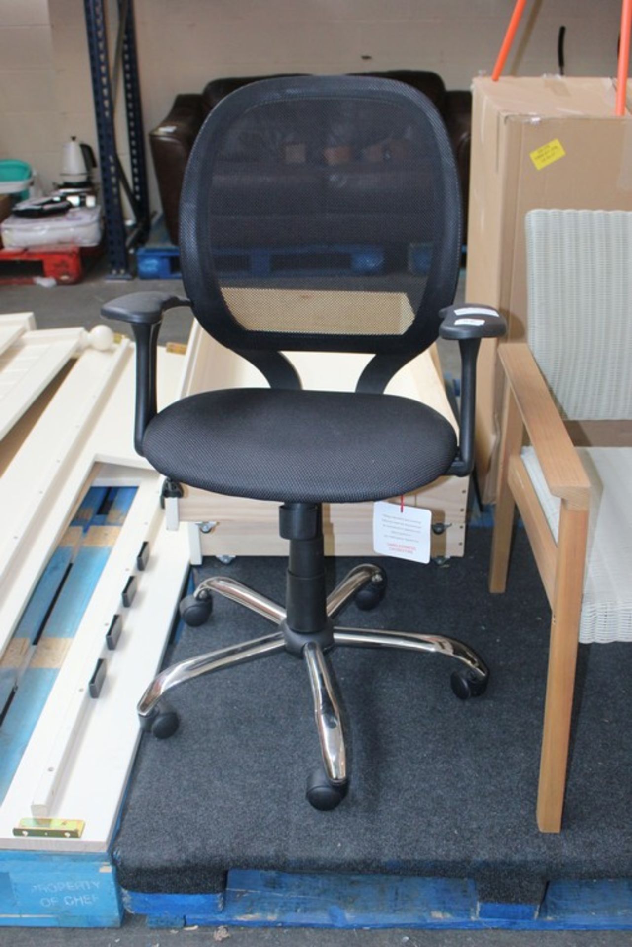 1 x BLACK AND CHROME OFFICE CHAIR RRP £100 (21.01.17) (2540718) *PLEASE NOTE THAT THE BID PRICE IS