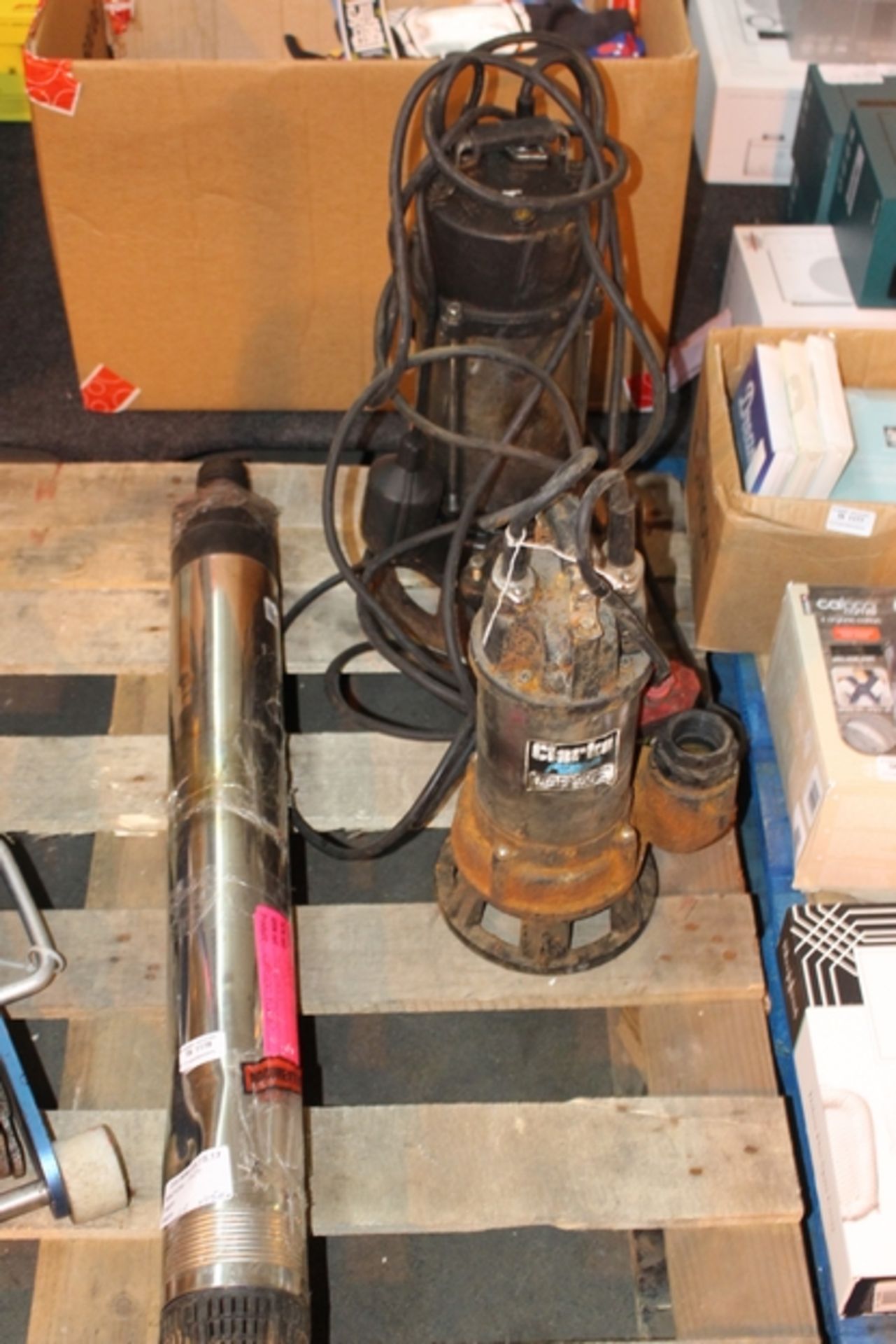 1 LOT TO CONTAIN 4 ITEMS TO INCLUDE PUMPS X3 AND TROLLEY JACK X1 (1716) (DS-MM) (05/07/17)