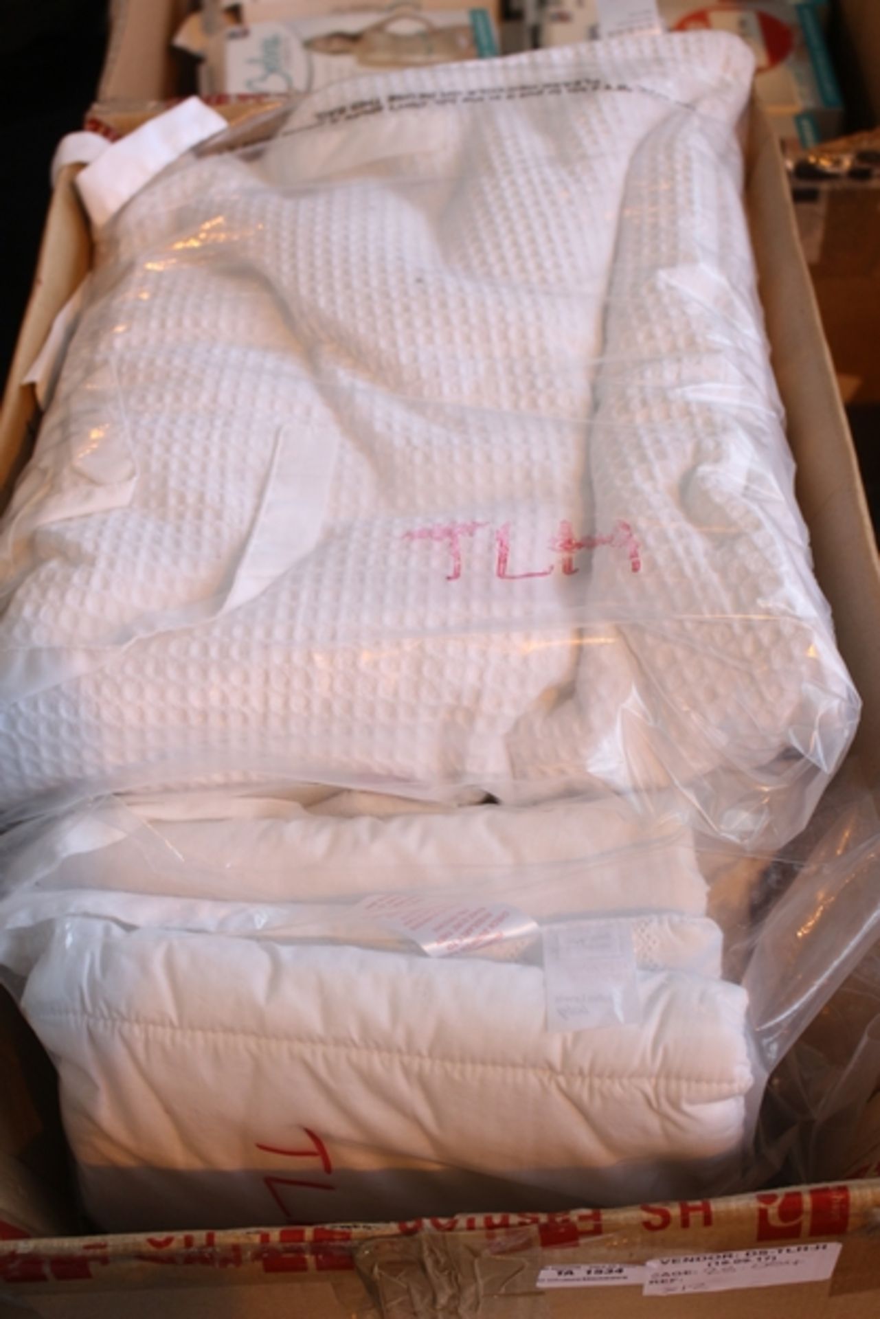 1X LOT TO CONTAIN 12 ITEMS TO INCLUDE CRIB COVERLETS AND BUMPER, NAPPY STACKER AND MUCH MORE