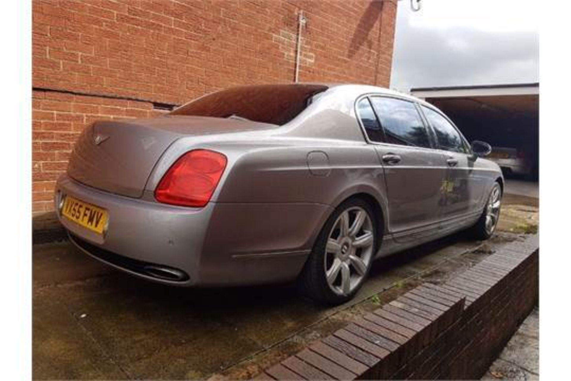 BENTLEY FLYING SPUR 6.0L 4 DOOR SALOON IN SILVER. VX55 FMV. CURRENT RECORDED MILAGE 170,000 MILES. - Image 2 of 8