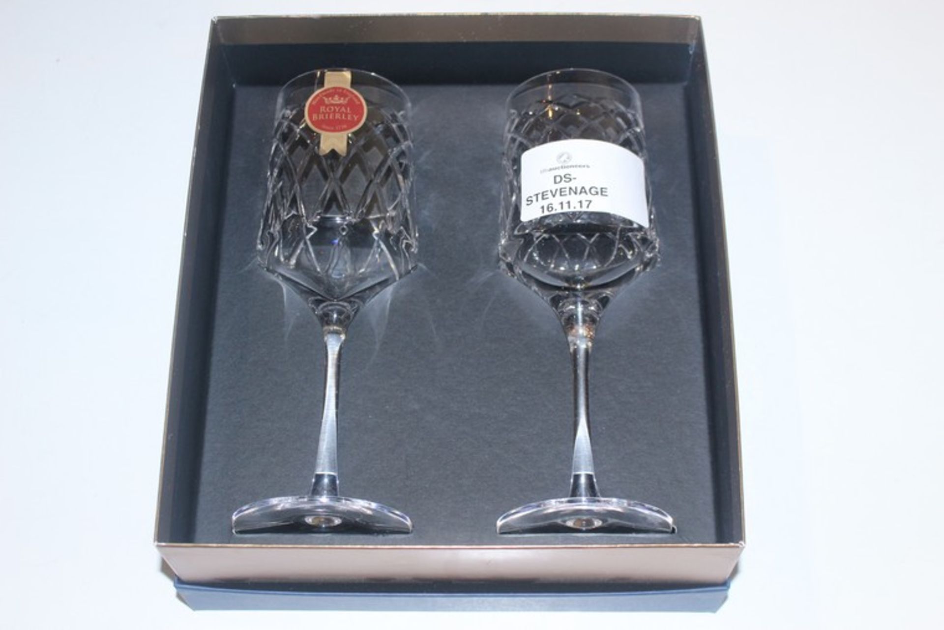 1 x BOXED SET OF TWO ROYAL BRIERLEY WINE GLASSES (16/11/17) *PLEASE NOTE THAT THE BID PRICE IS