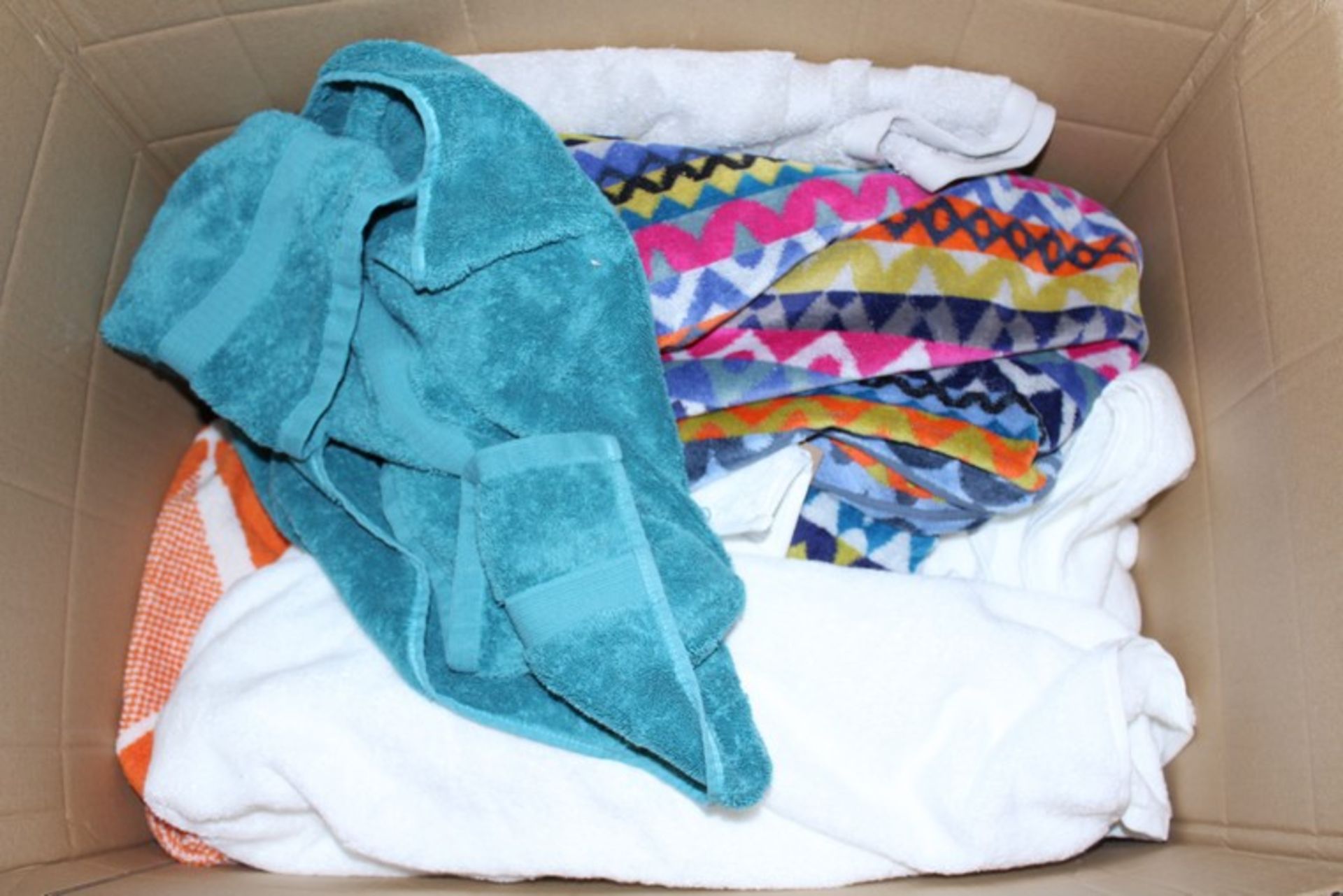 1 x BOX TO CONTAIN ASSORTED TOWELS AND OTHER (16/11/17) *PLEASE NOTE THAT THE BID PRICE IS