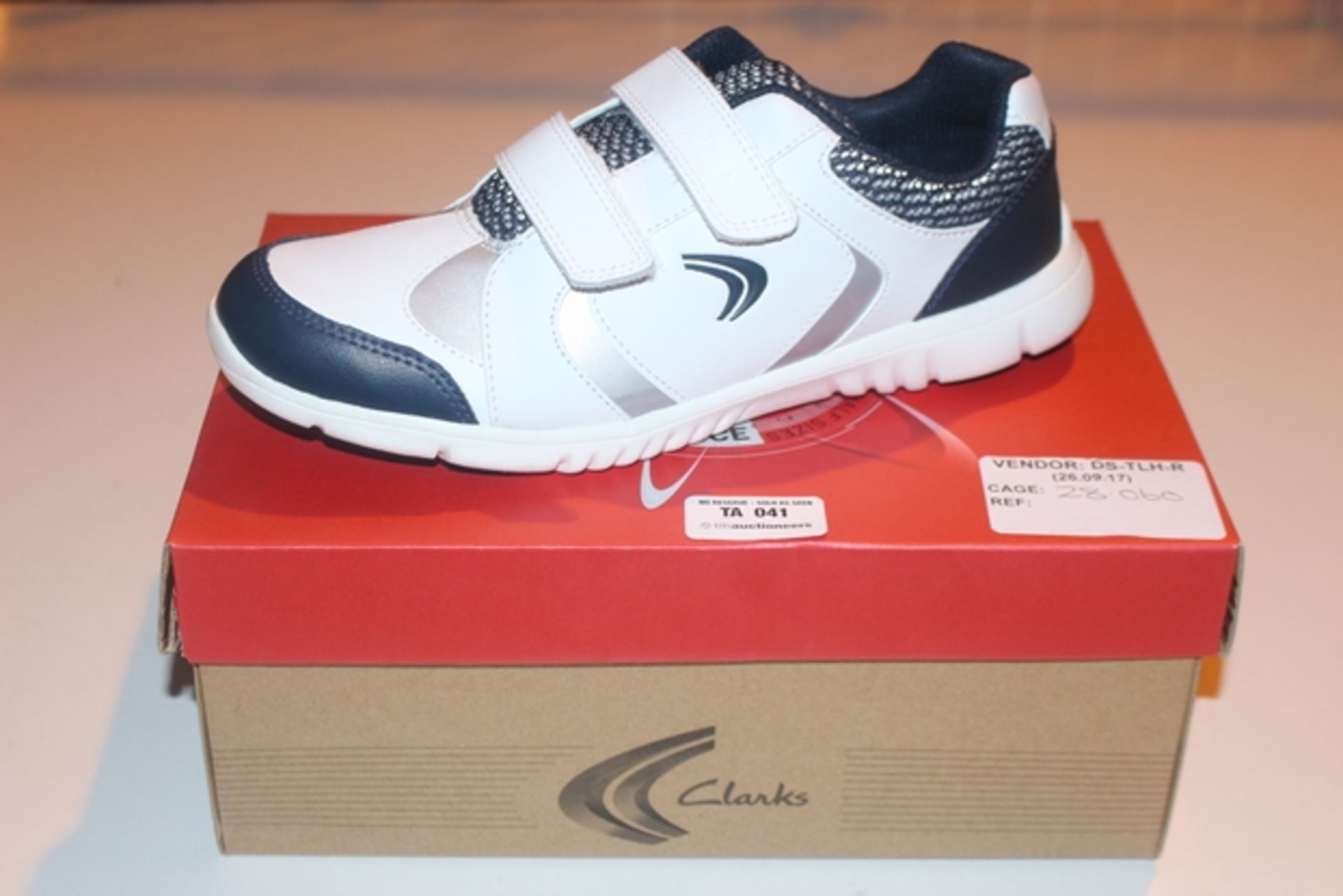 1X BOXED UNUSED PAIR OF CLARKS CHILDREN'S SHOES SIZE 4.5G RRP £30 (DS-TLH-R) (28.060) - Image 2 of 2