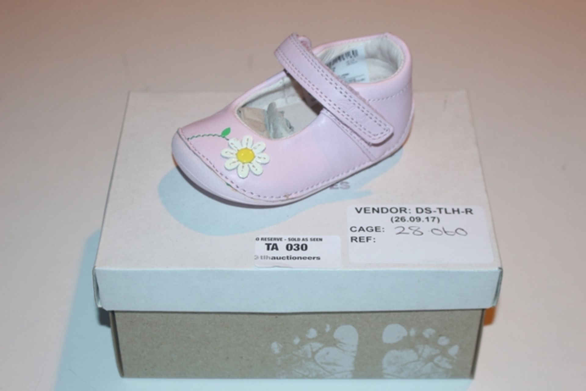 1X BOXED UNUSED PAIR OF CLARKS CHILDREN'S SHOES SIZE 2G RRP £30 (DS-TLH-R) (28.060)