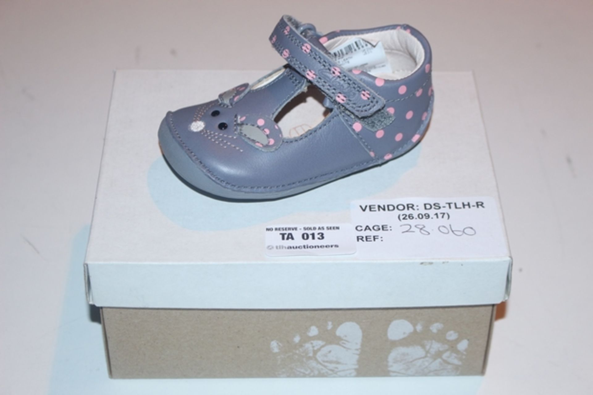 1X BOXED UNUSED PAIR OF CLARKS CHILDREN'S SHOES SIZE 2.5E RRP £30 (DS-TLH-R) (28.060) - Image 2 of 2