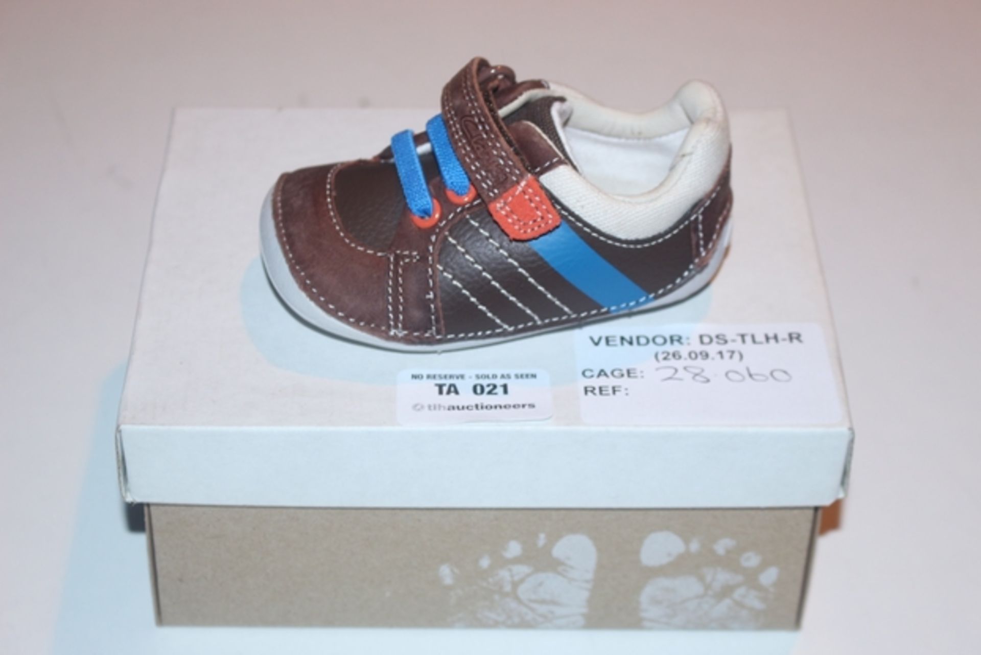 1X BOXED UNUSED PAIR OF CLARKS CHILDREN'S SHOES SIZE 2F RRP £30 (DS-TLH-R) (28.060) - Image 2 of 2