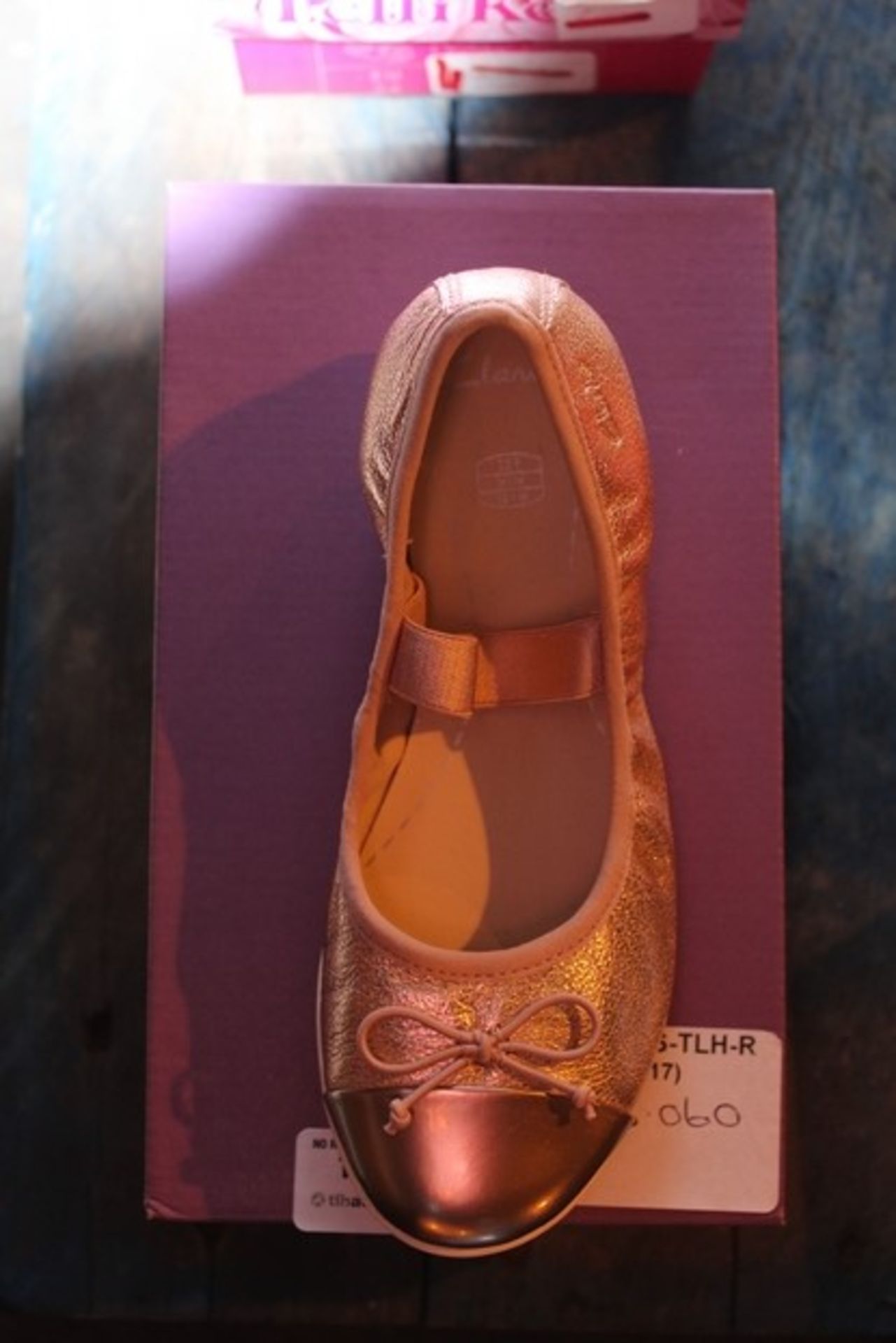 1X BOXED UNUSED PAIR OF CLARKS CHILDREN'S SHOES SIZE 12F RRP £30 (DS-TLH-R) (28.060) - Image 2 of 2