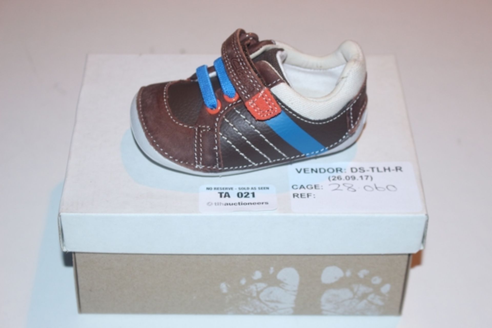 1X BOXED UNUSED PAIR OF CLARKS CHILDREN'S SHOES SIZE 2F RRP £30 (DS-TLH-R) (28.060)