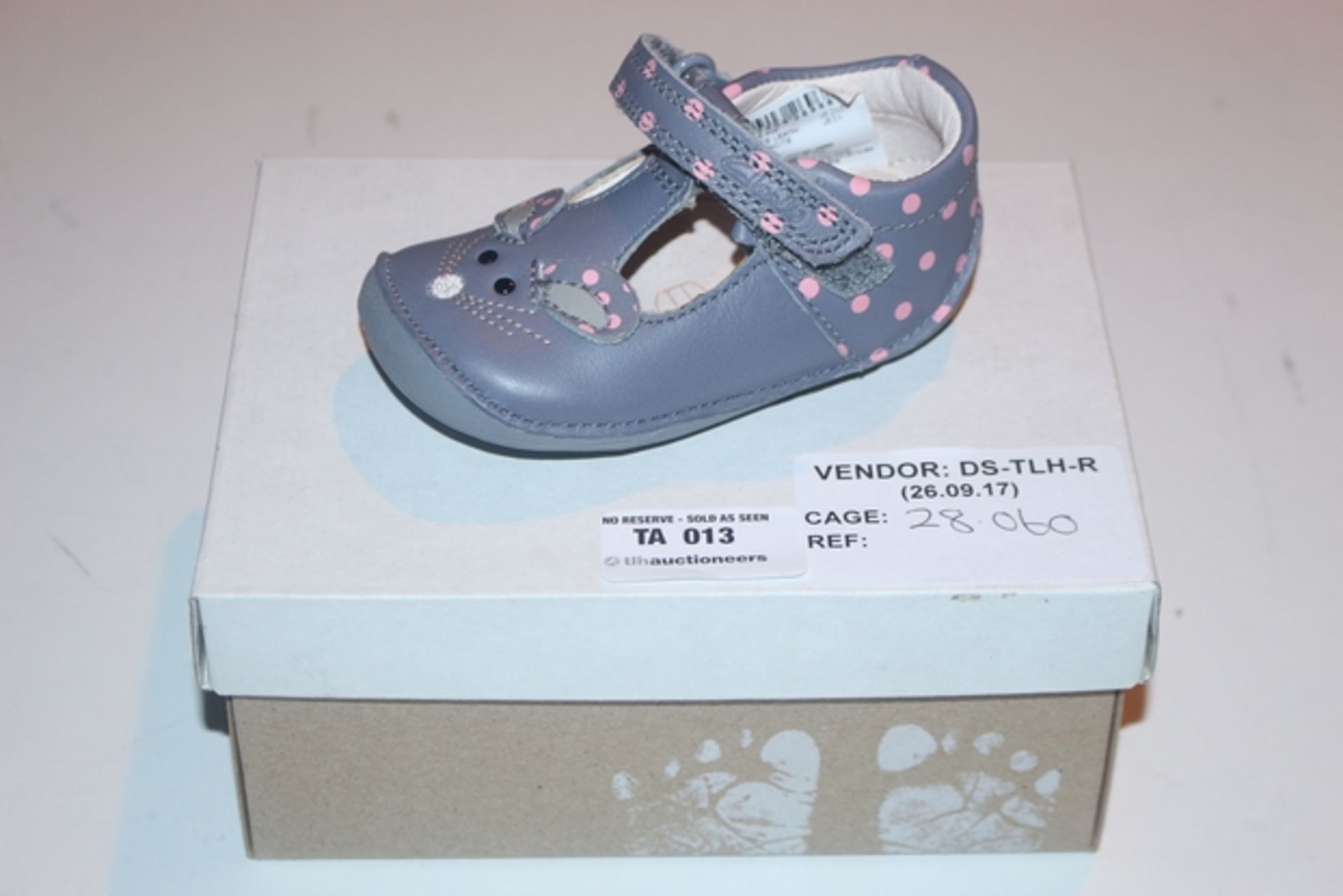 1X BOXED UNUSED PAIR OF CLARKS CHILDREN'S SHOES SIZE 2.5E RRP £30 (DS-TLH-R) (28.060)