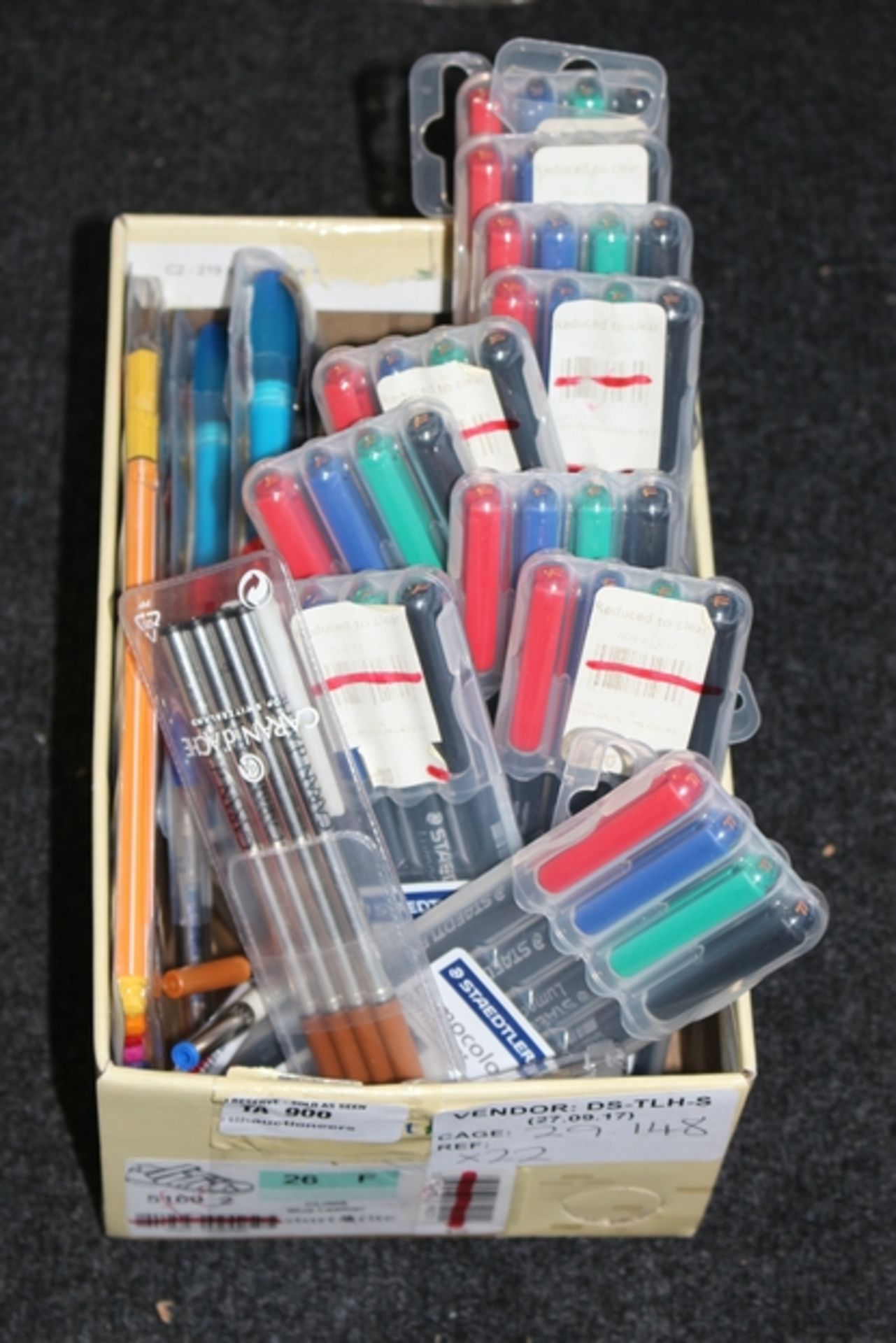 1X LOT TO CONTAIN 22 ITEMS TO INCLUDE PEN REFILLS, MARKER PENS AND MUCH MORE (DS-TLH-S) (29.148)