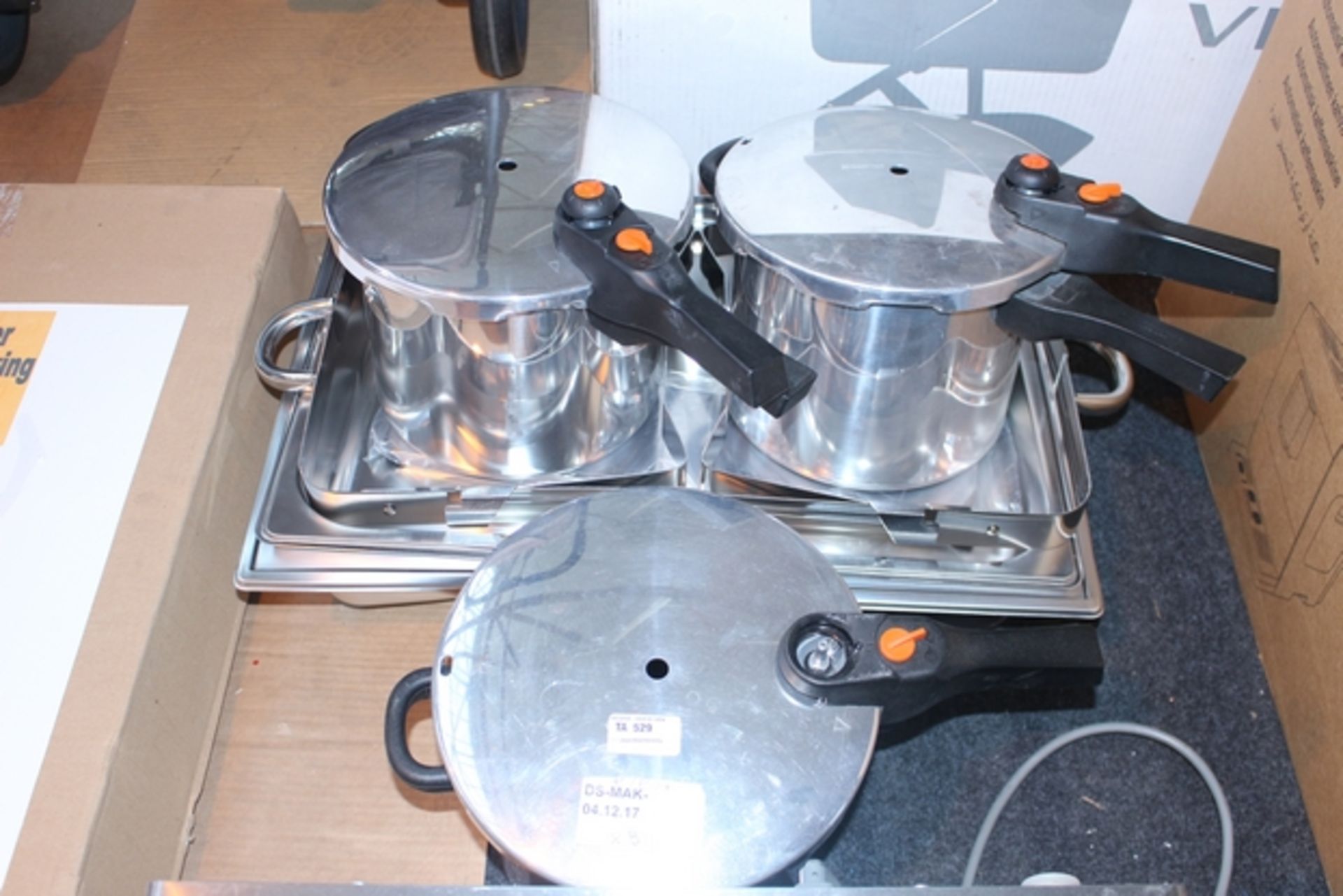 1X LOT TO CONTAIN 4 ITEMS TO INCLUDE PRESSURE COOKERS X3 AND A HOT TRAY X1 (DS-MAK-PARK) (04/12/17)