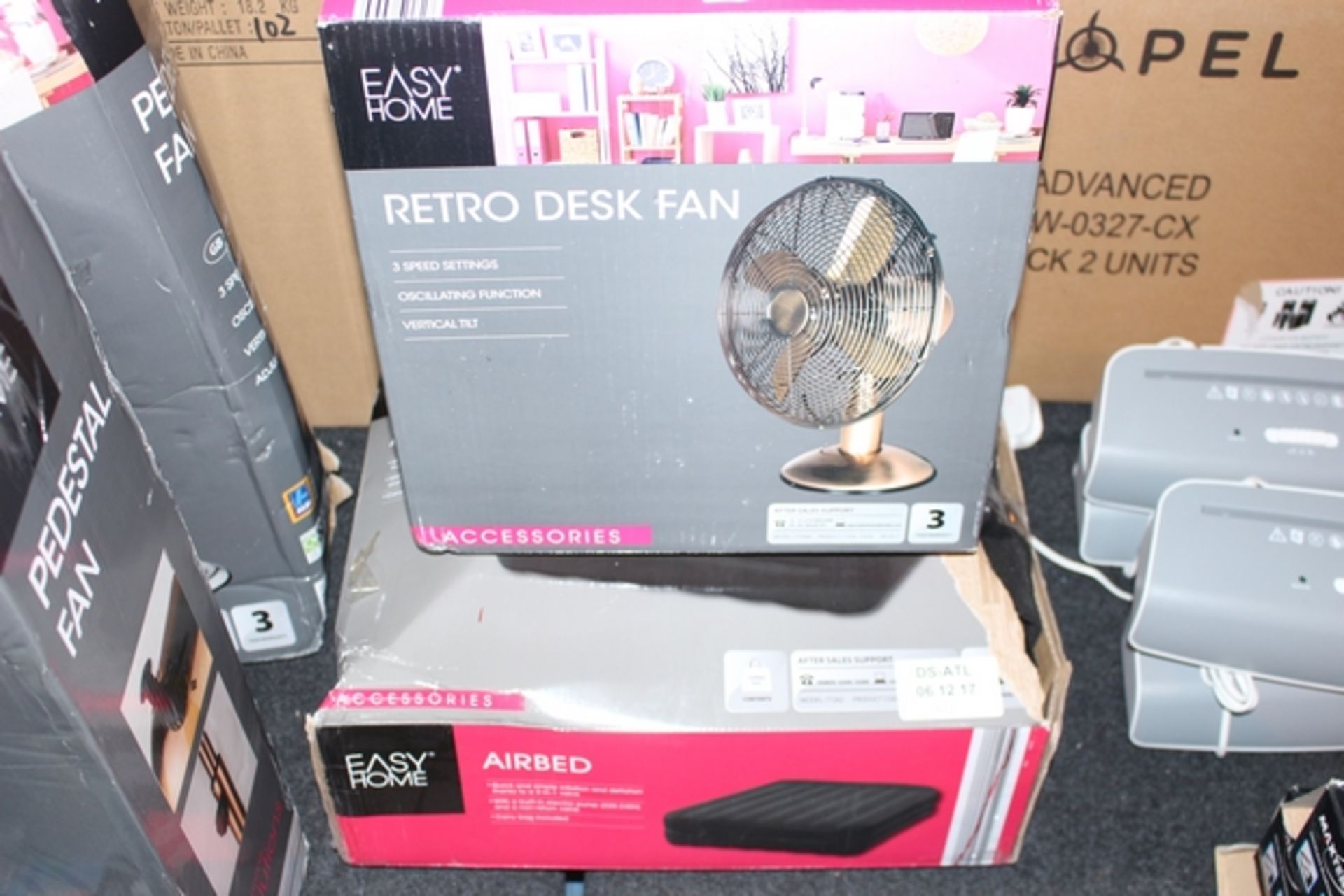 1X LOT TO CONTAIN TWO BOXED ITEMS TO INCLUDE RETOR DESK FAN AND AN AIR BED (DS-ATL) (06/12/17)