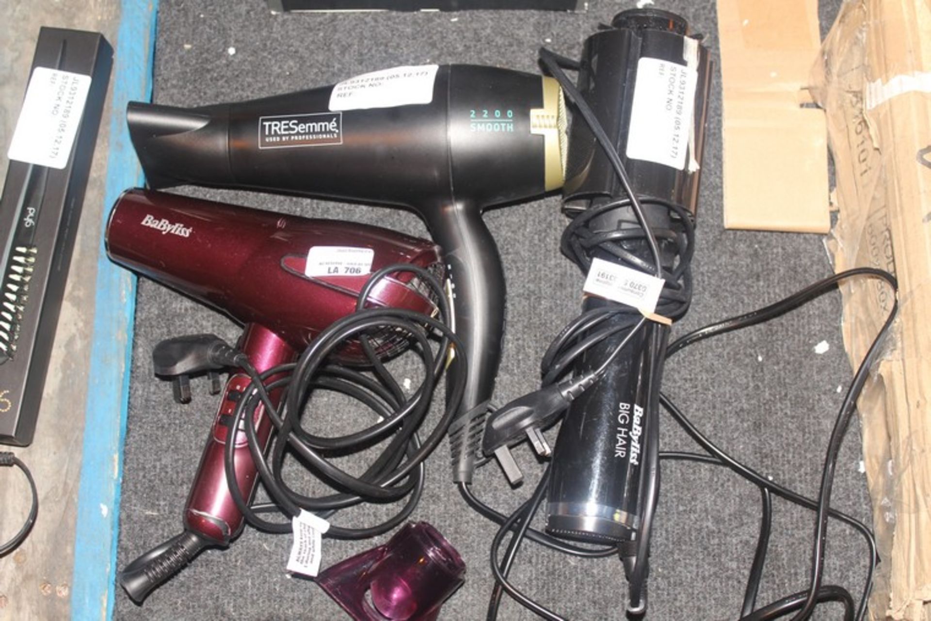 3 x ASSORTED HAIR ACCESSORY ITEMS TO INCLUDE BABYLISS HAIR DRYERS, TRESEME HAIR DRYERS AND OTHER (