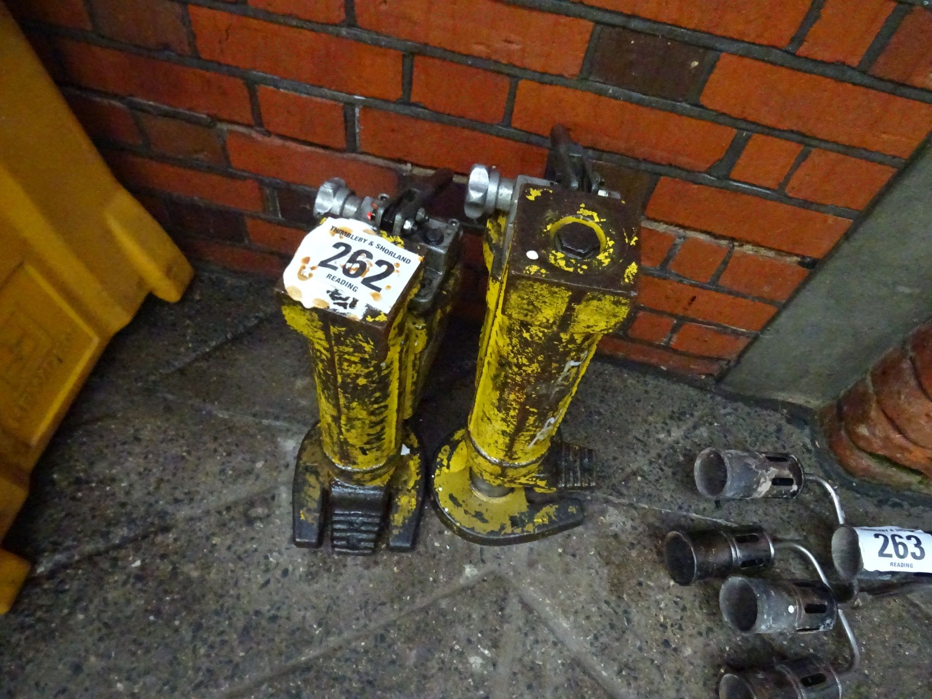 2 hydraulic toe jacks