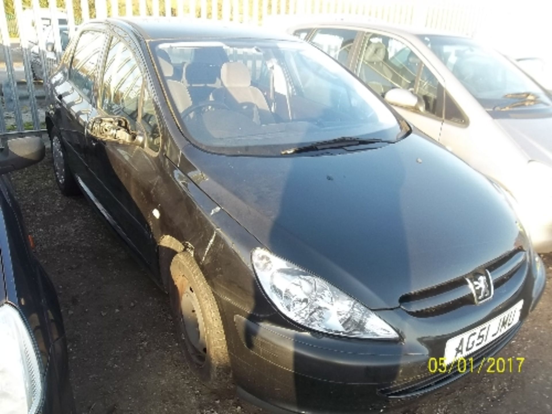 Peugeot 307 LX - AG51 JMU Date of registration: 14.02.2002 1360cc, petrol, manual, black Odometer - Image 2 of 5