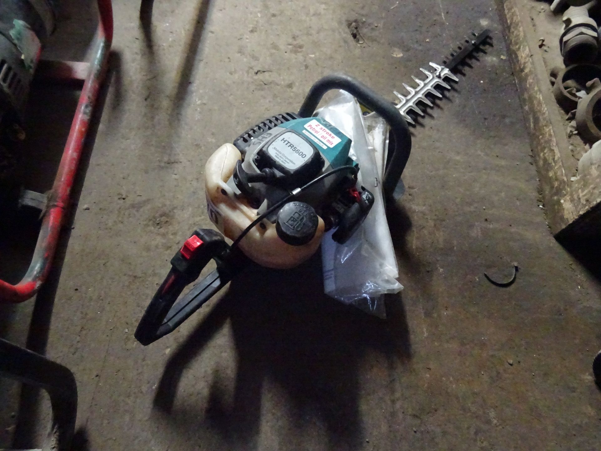 Makita HTR5600 hedge cutter