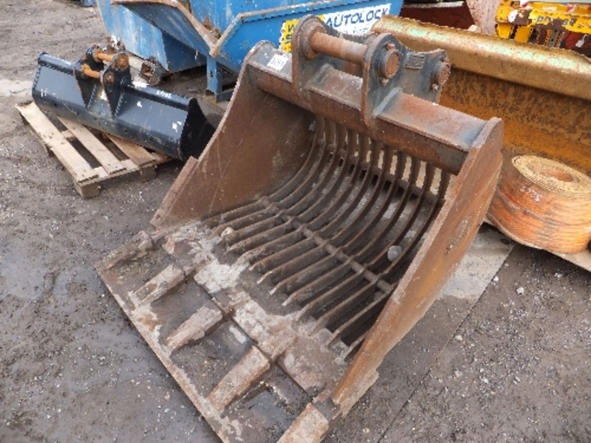 Strickland 48in shaker bucket for 13 tonne excavator (2015)