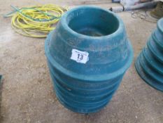 6 round plastic feeders