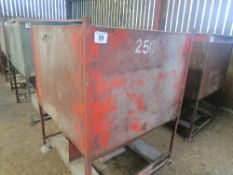 Bulk feed hopper (for forklift)