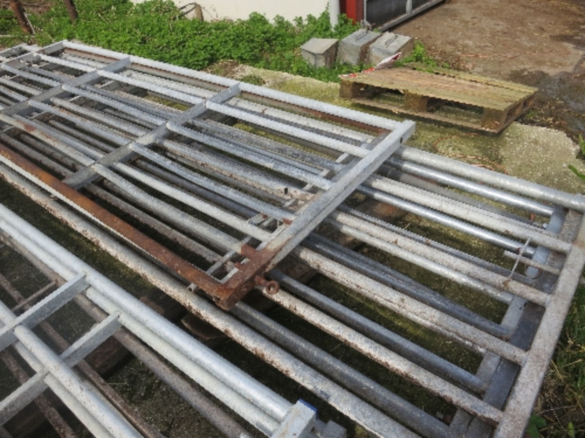 6 galvanised gates 4 x 4600 (15ft) and 2 no 3050 (10ft)