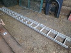 Aluminium extending ladder