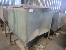 Bulk feed hopper (for forklift)