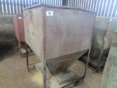 Bulk feed hopper (for forklift)