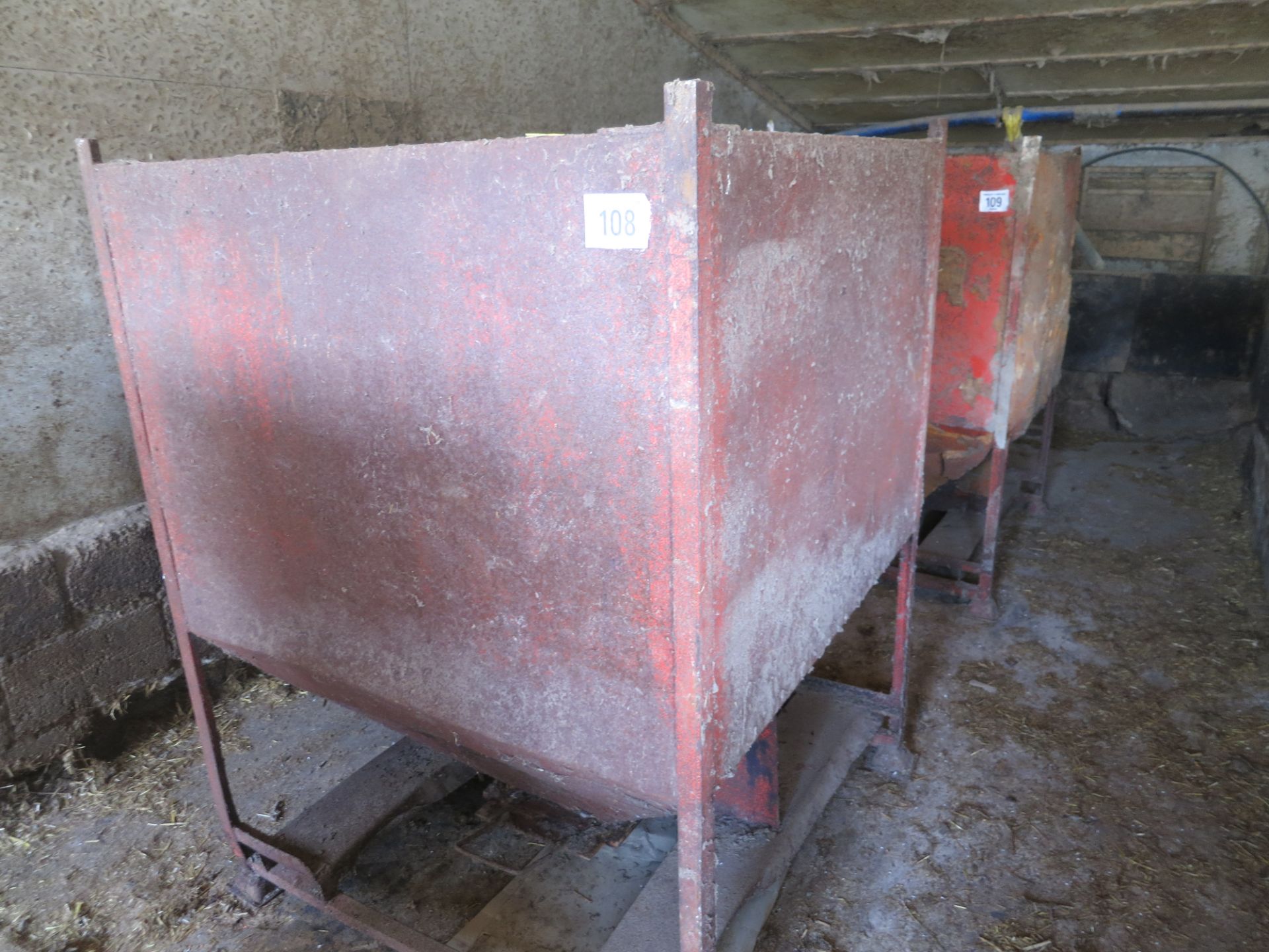 Bulk feed hopper for forklift