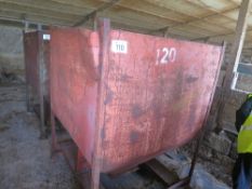 Bulk feed hopper for forklift