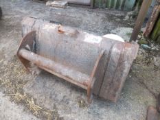 Buck to suit Manitou Dung/silage grab to suit Manitou Forks to suit Manitou